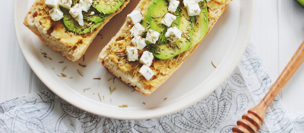 Tartines au houmous, avocat & feta