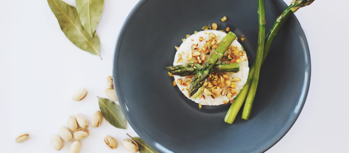 Risotto aux asperges, laurier & pistaches